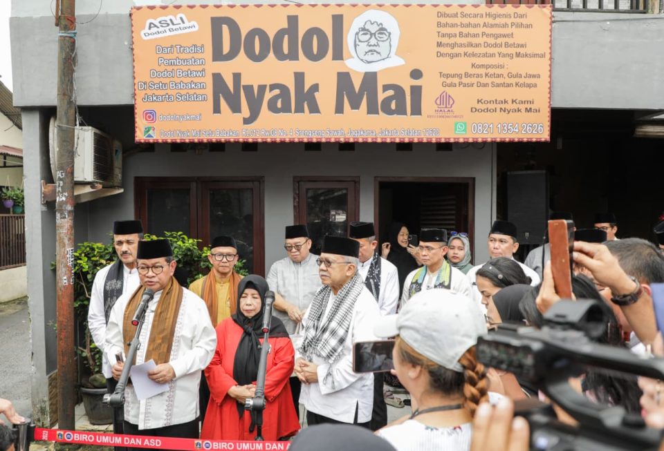 Ngaduk Dodol Betawi, Gubernur Pramono Dorong Pelestarian Kuliner Betawi