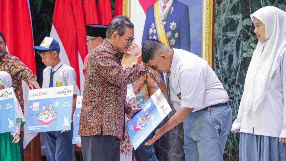 Pemprov DKI Jakarta Salurkan Bantuan Pendidikan Tahap Satu Rp 1,62 Triliun